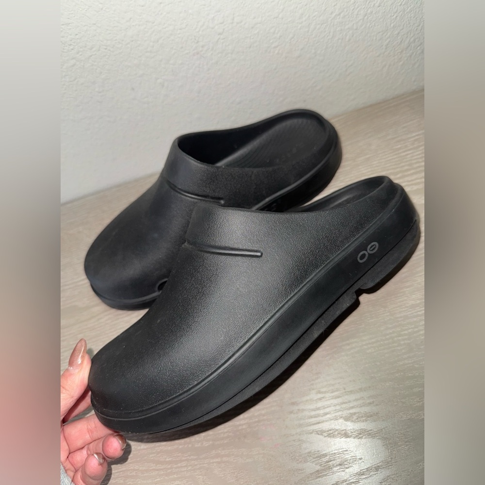 OOFOS Black Clogs - Picture 5 of 10